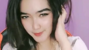 Bokep Indo Rini Mendesah Sambil Remas Susu Show