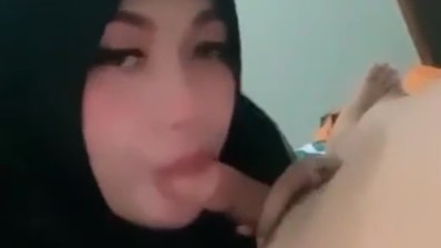 Bokep Indo Jilbab Cantik Ngemut Kontol Pacar