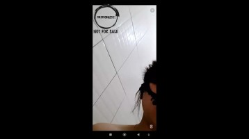 Bhekeeyez Genit Pamer Keindahan Buka Busana