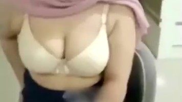 Bokep Indo Cewe Jilbab Isep Batang Om-om Viral